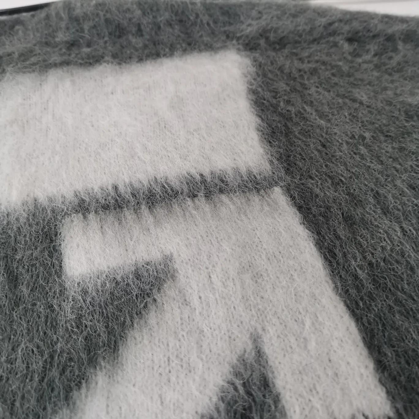 Additional details - the top tested version OFFWHITE (OW) Gradient Mohair Striped Arrow Sweater Hoodie Gradient Rendering Arrow Couple Knit Sweater Mohair sweater OW will be released every year🛒 The same style and ever-changing colors, really no girl doesn’t love it, it is super suitable for wearing under a down jacket in winter, and will not be bloated! If the lower body is missing, their favorite os version🙋🏻‍♀️ intuitively adds natural softness and fairy beauty effect, which is the best choice! The upper body is lightweight and does not weigh down the body while keeping warm. The sleeves and the gradient arrow parts on the back are repeatedly patterned until the gradient level is satisfied before large-scale products are released. The craftsmanship is extremely demanding. Each sweater is woolen at least ten times to give it a plush, thick feel and good fluffiness! ✅ Fabric composition: 50% mohair 32 spandex 18% wool, three-level anti-pilling Color: gray-white gradient Size: XS/S (positive European size, size is too large) ⚠️Sweater cleaning method: Mohair is not the same as ordinary short-sleeved sweaters, and it is also different from other thick-line sweaters! Mohair is lighter and softer, so be careful not to machine wash it, not machine washable! ! emphasize! !  ⚠️Hand wash with warm water and cold water P:440